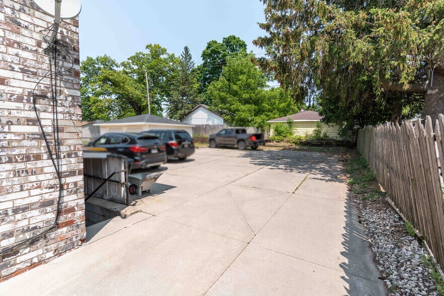 Building Photo - 2110 S 96th St