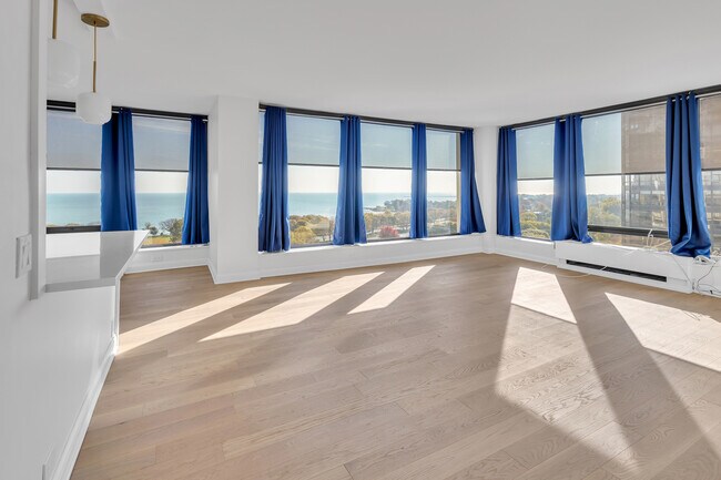 Building Photo - 5445 N Sheridan Rd