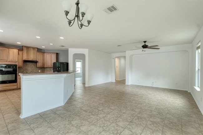 Building Photo - 1121 Hyde Park Dr