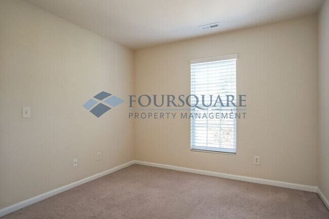 Building Photo - Spacious 3- Bed Townhome  With Back Patio ...
