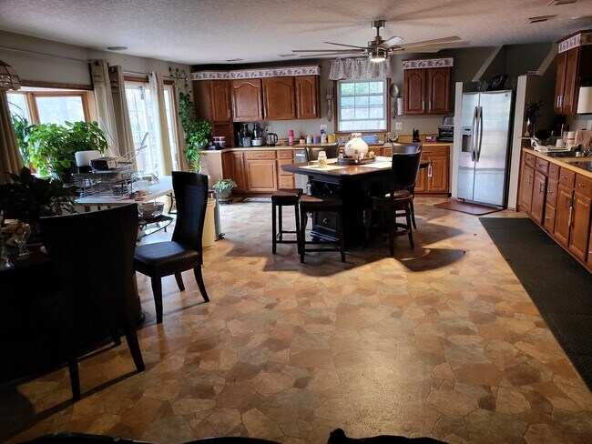 Shared kitchen - 2201 Elgin Ct