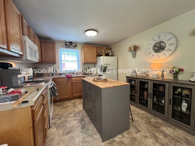 Building Photo - Close to Carvins Cove- One Level Living with Hobby Shed