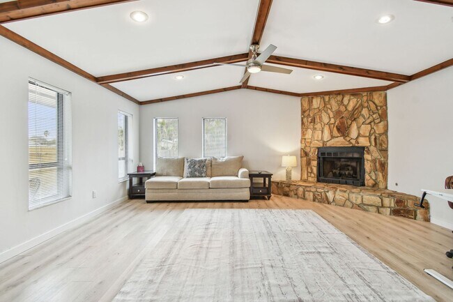 Building Photo - 2 Bedroom 2bathroom with Bonus Room in St....