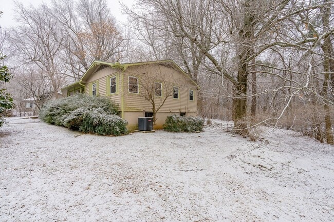 Building Photo - Adorable 3BR home on 1.65 Acre Park-Like S...