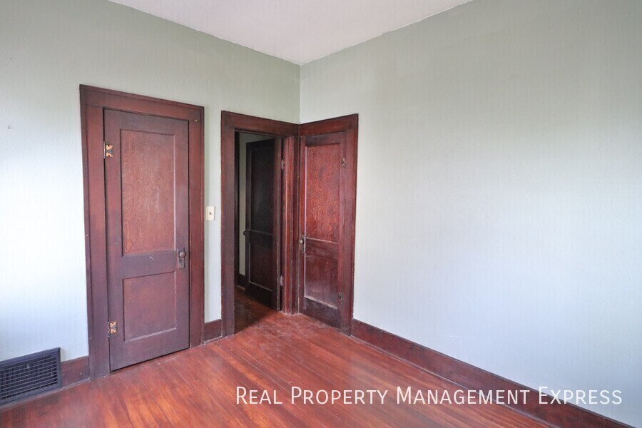 Building Photo - Beautiful 3 bedroom 2 bathroom home near d...
