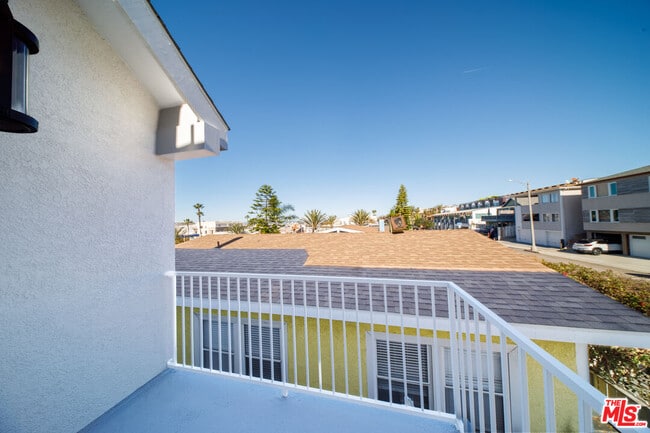 Building Photo - 1125 Manhattan Ave