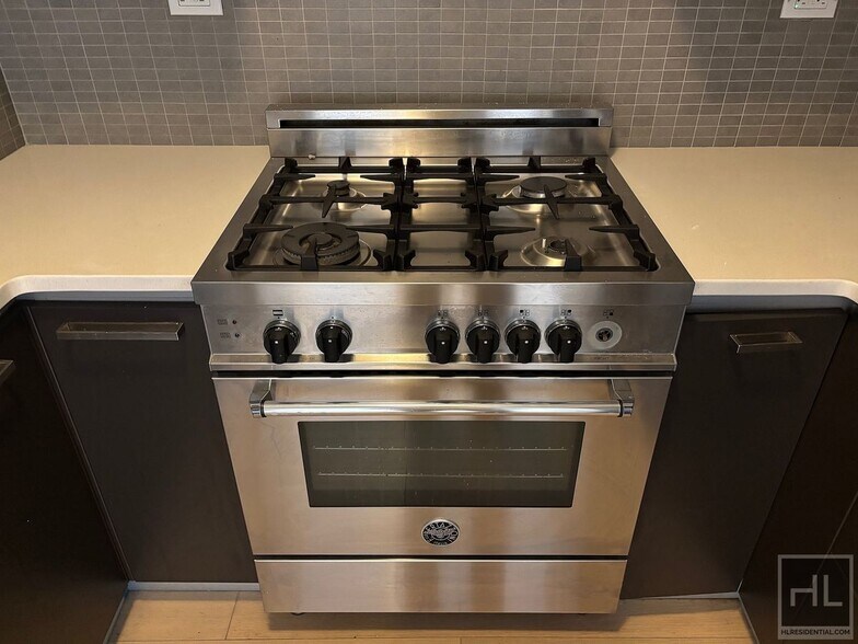 Building Photo - East 39th Street