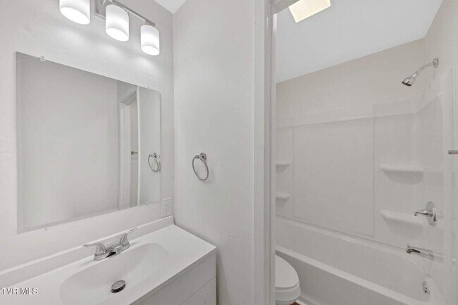 Building Photo - Newly renovated 3 Bedroom 2 Bathroom Home located in Jefferson City, TN