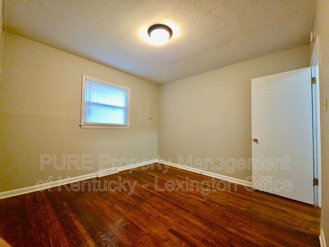 Building Photo - 304 Radcliffe Rd