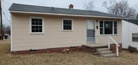 Building Photo - 3 Bedroom 1 Bathroom House!