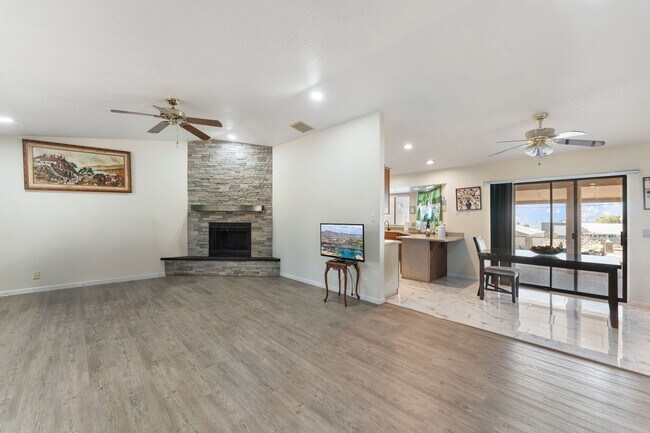 Building Photo - 1099 Pueblo Dr