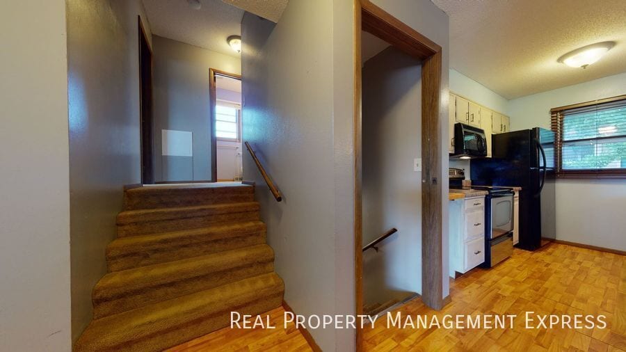 Building Photo - 3 Bed 2 Bath Duplex w/ Attached Garage