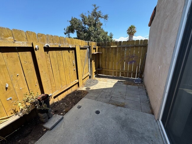Building Photo - 2 bed - 1.5 bath townhouse