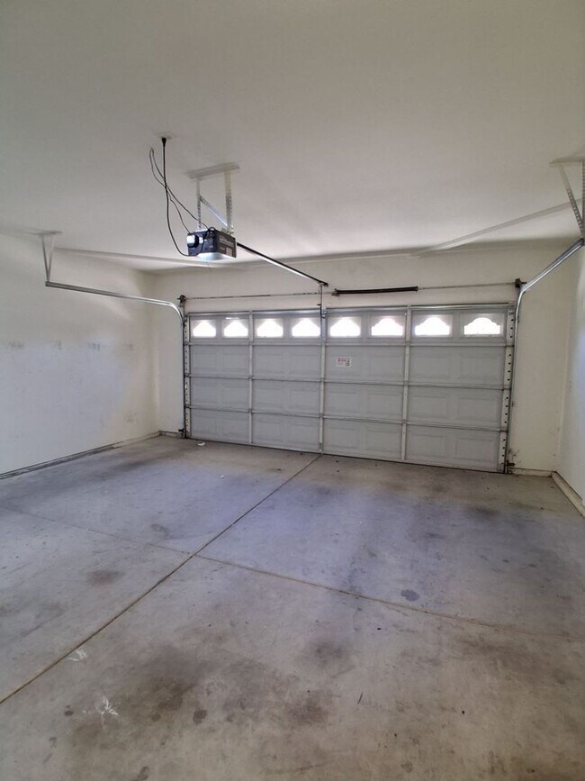 Building Photo - Desirable Clovis Single-Level Home: 3-bedroom, 2-bathroom