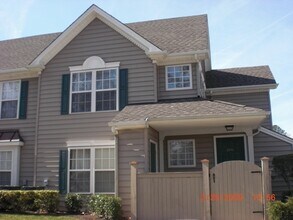 Building Photo - IMMACULATE END UNIT T.HOUSE STYLE CONDO