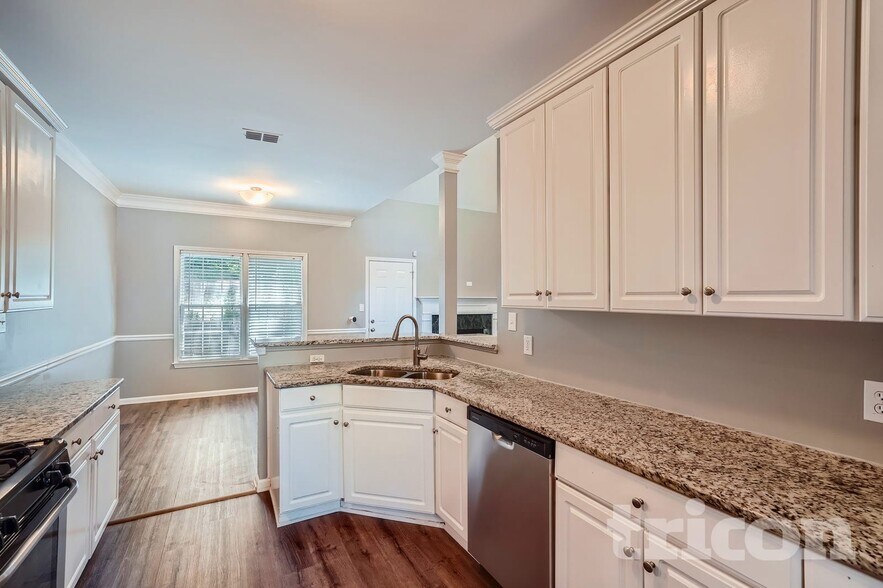 Building Photo - 2200 Sugarbirch Dr