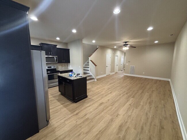 Building Photo - Spacious 3-Bed 2.5 Bath Townhome for Rent in Algood