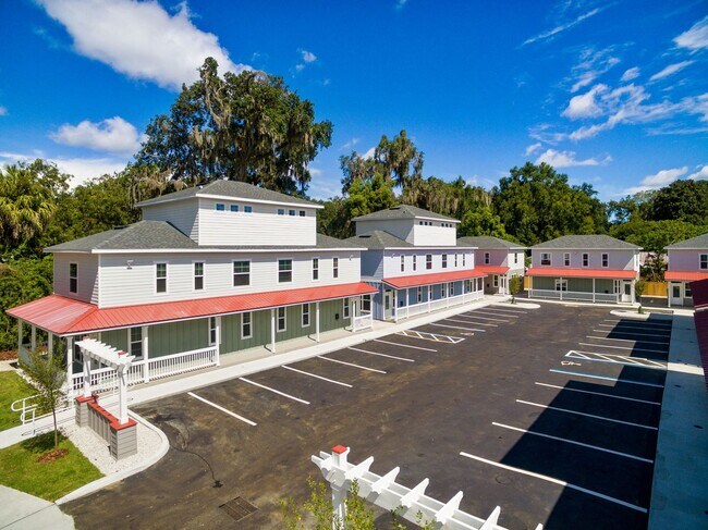 Building Photo - NOW LEASING FOR FALL 2026!