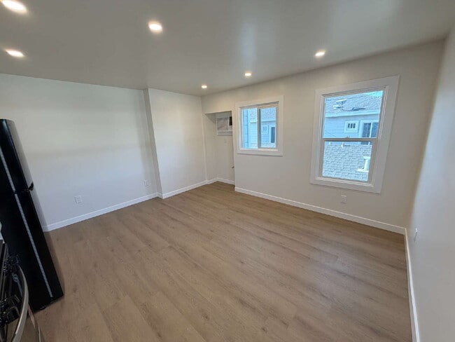 Building Photo - Fully Remodeled 1 Bed + 1 Bath Upstairs Unit + In-Unit Laundry + AC