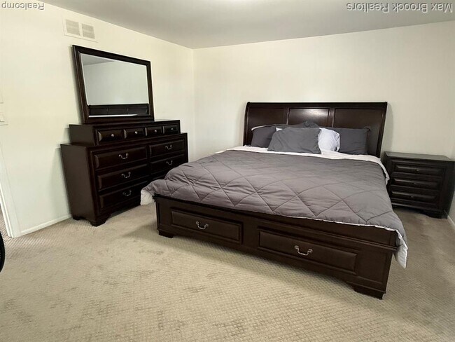 Building Photo - 4803 Thorntree Dr