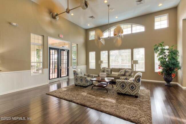 Building Photo - 13703 Richmond Park Dr N