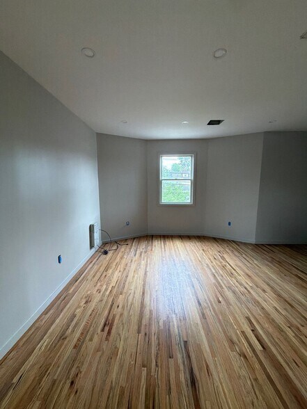 Building Photo - 213 Lakeview Ave