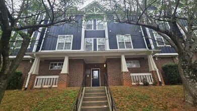 Building Photo - Charming 2 Bed, 2 Bathroom city Retreat Near Uptown Charlotte & Greenway Access