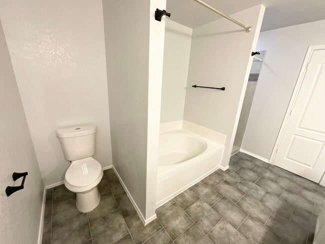 Building Photo - Outstanding 3 bedroom/2.5 bath home in established neighborhood just minutes from Lackland AFB an...