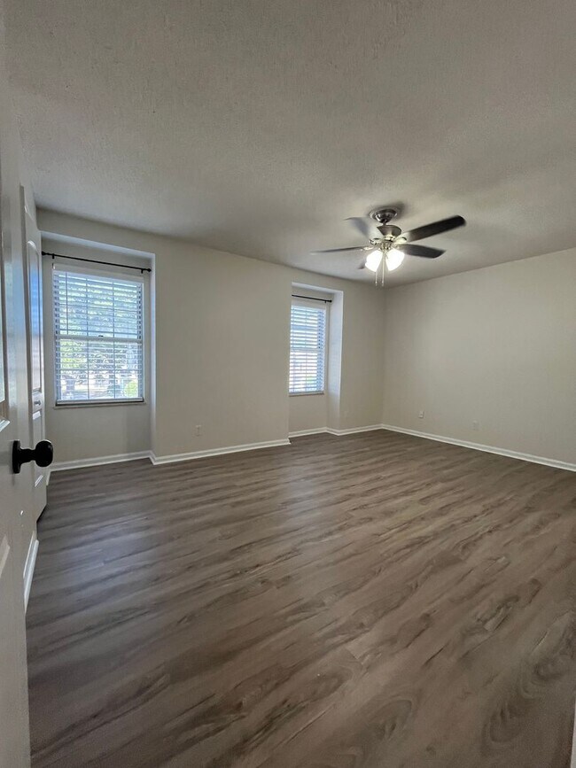 Building Photo - Charming 2 Bedroom Townhouse