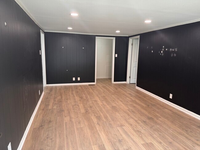 Building Photo - 604 Elmira Ave