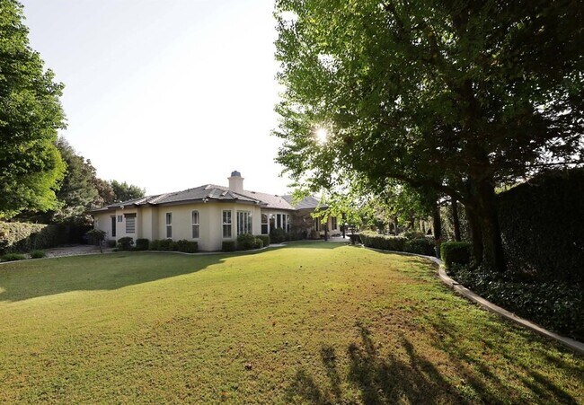 Building Photo - 1700 Briercliff Ct