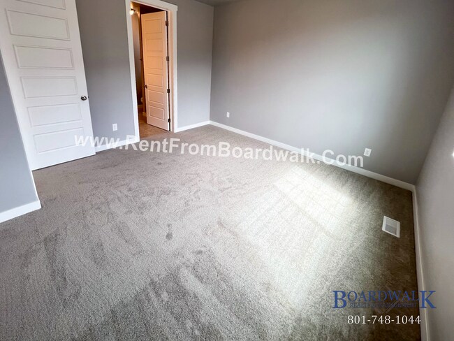 Building Photo - Modern Town Home in Highland!