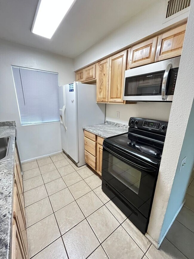 Building Photo - 90 Mariposa Dr