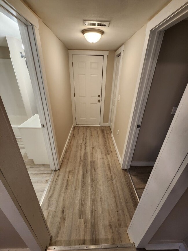 Building Photo - Spacious 3-Bedroom, 1-Bathroom Home AVAILABLE NOW!!