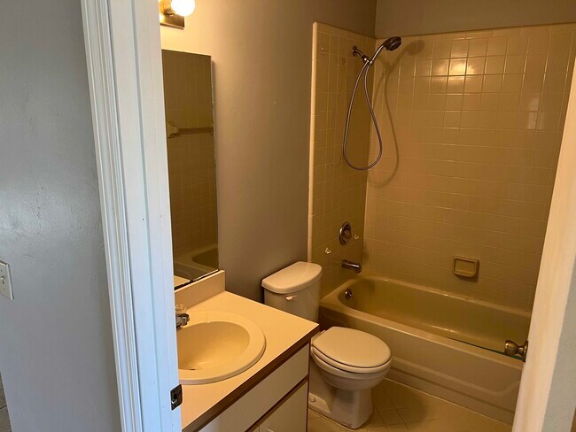 Building Photo - 33 Fernwood Lane