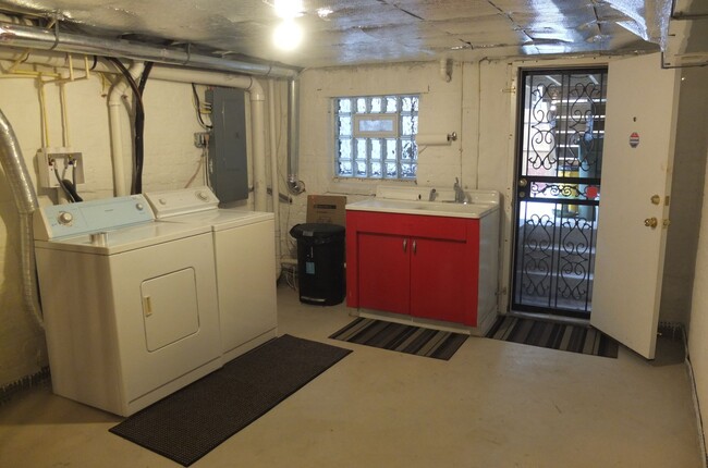 Building Photo - Beautiful Renovated Four bedroom Townhome