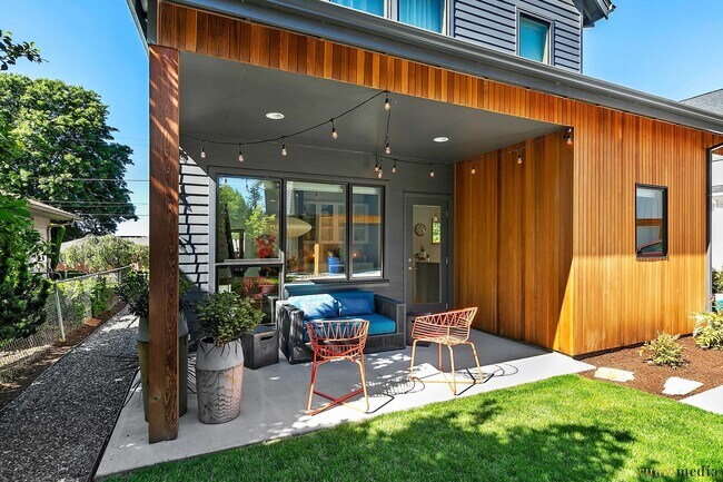 Building Photo - 2038 NE Morgan St. A