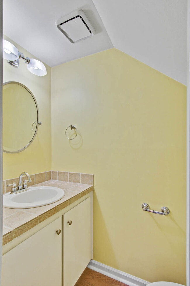 Building Photo - 978 Governors Rd