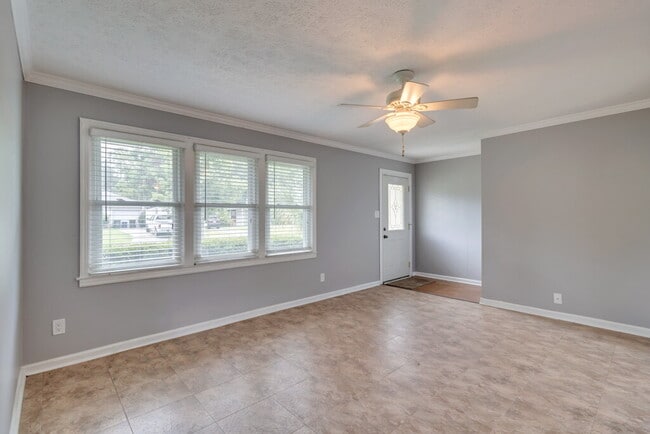 Building Photo - 319 Tanglewood Rd