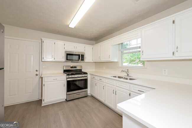 Building Photo - 2270 Village Dr
