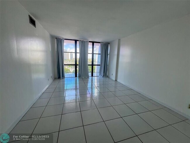 Building Photo - 800 Parkview Dr
