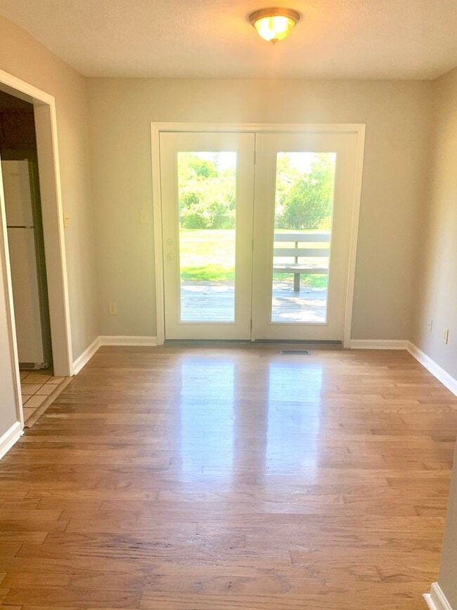 Building Photo - NEWLY Renovated 3 BED/2 BA Home!