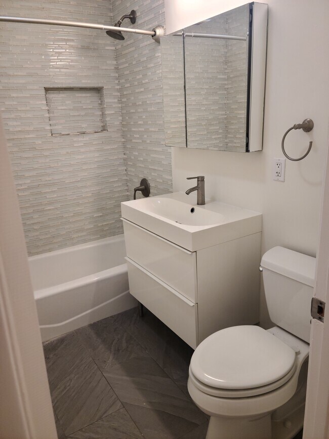 Building Photo - 734 Ashland Ave