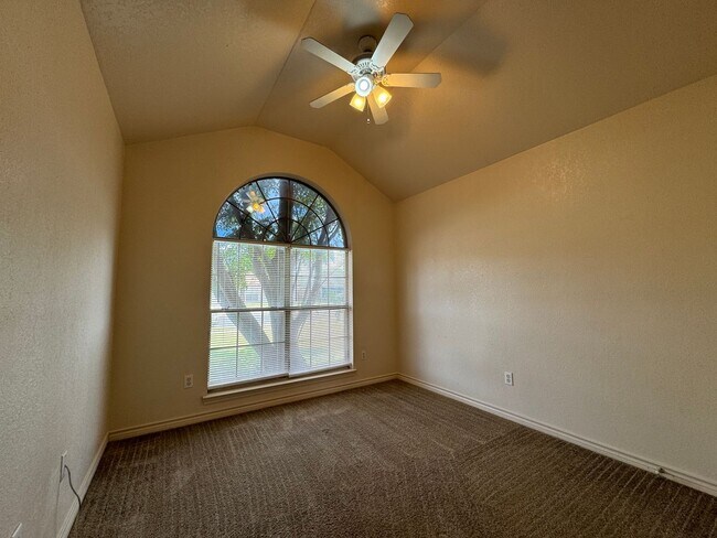 Building Photo - 601 Lisa Ln