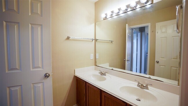 Building Photo - 16526 Bristle Creek Dr