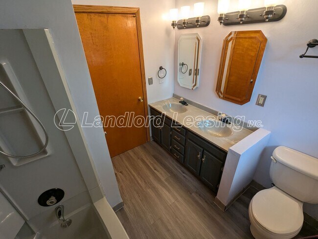 Building Photo - Spacious Split-Level Home in Columbia Stat...