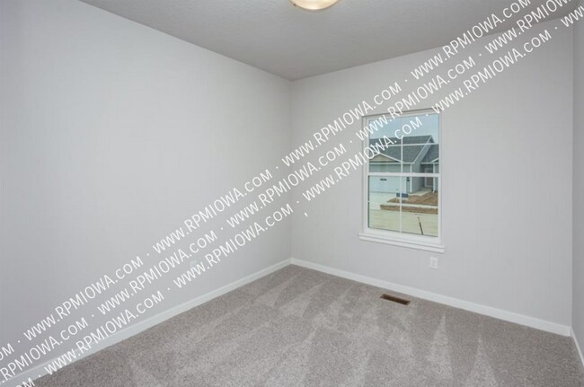 Building Photo - 755 Linden St