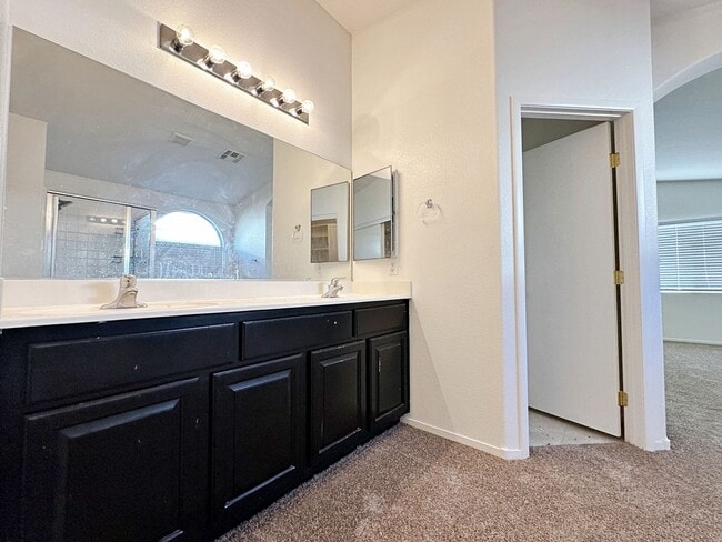 Building Photo - SINGLE STORY HOME WITH CASITA IN GATED COMMUNITY