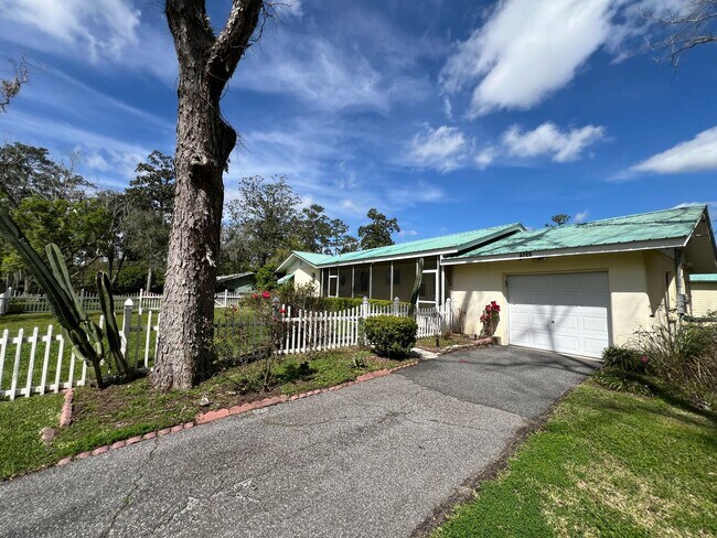 Building Photo - Beautiful 2 Bed/2 Bath Home in Ocala!! BOUNUS ROOM Included! Lawn care INCLUDED!