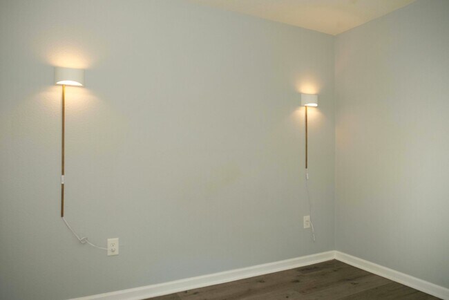 Building Photo - Modern 3-Bedroom Townhome in Gated Communi...